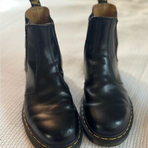 Dr. Martens 2976 Chelsea Boots – Black Smooth Leather Size 9